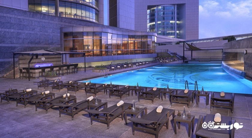 نمای کلی استخر روباز هتل